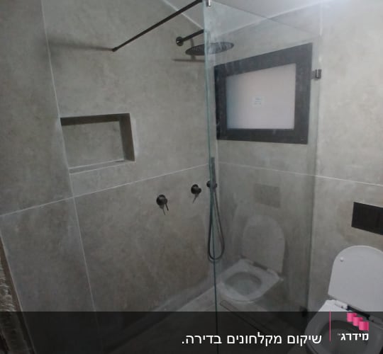 מקלחון זכוכית בחדר אמבטיה מודרני